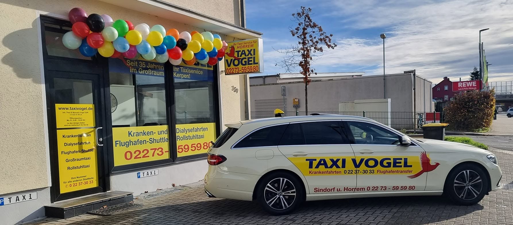 Vermittlungszentrale Horrem tagsüber mit Taxi vor dem Eingang
