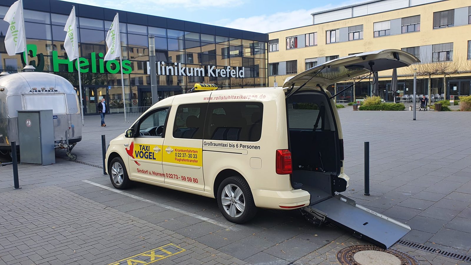 Rollstuhlfahrzeug mit ausgeklappter Rampe